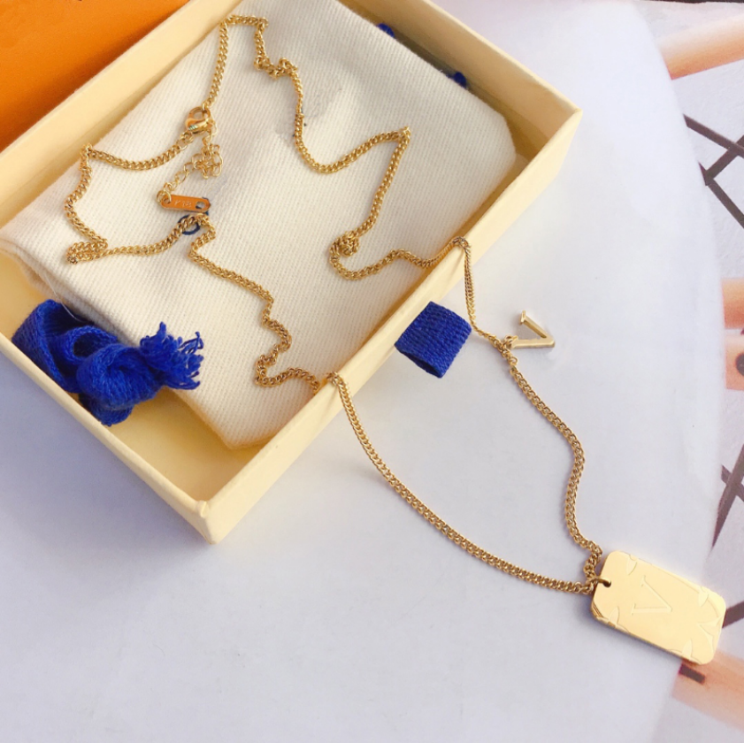Charm Selected Square Brand Pendant Necklaces Fashion Designer Jewelry Women Style Campus Couple Romantic Mature Womens Perfect Gift Luxury And Delicate
Charm Selected Square Brand Pendant Necklaces Fashion Designer Jewelry Women Style Campus Couple Romantic Mature Womens Perfect Gift Luxury And Delicate