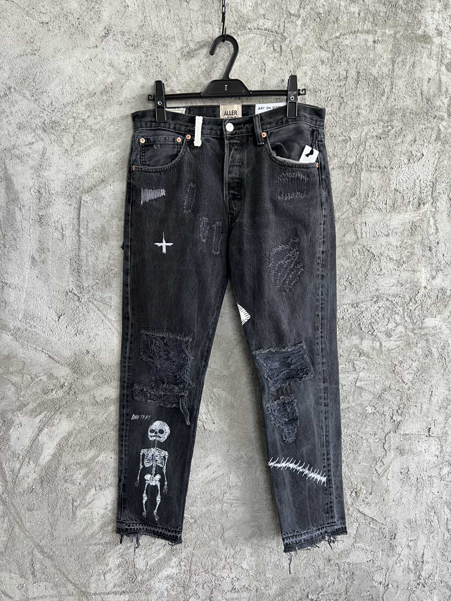 2023 Designer Men's straight leg jeans Embroidery fashion worn-out pants US size 28-36 Hip hop worn zipper, Dark grey
2023 Designer Men's straight leg jeans Embroidery fashion worn-out pants US size 28-36 Hip hop worn zipper, Dark grey