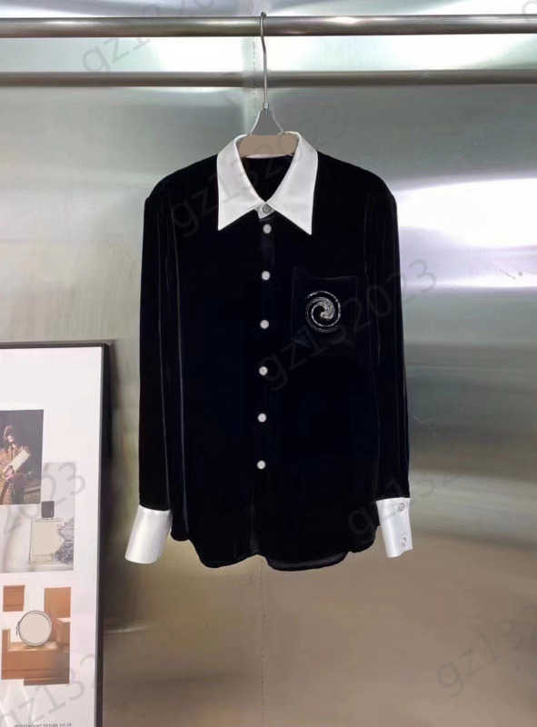 Womens Blouses Shirts Tops Broken Diamond Logo Decoration Pocket Lapel Long Sleeves Shirt Velvet Fabric Buttons Fashion Blouse Brand Designer Women Clothing 1970
Womens Blouses Shirts Tops Broken Diamond Logo Decoration Pocket Lapel Long Sleeves Shirt Velvet Fabric Buttons Fashion Blouse Brand Designer Women Clothing 1970