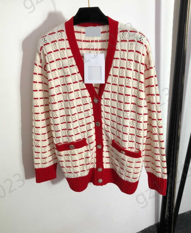 Cardigan Womens Sweaters Contrasting Colors Striped Edges V-neck Hollowed Out Knit Cardigans Custom Button Open Warm Knitwear Brand Designer Women Apparel 1970
Cardigan Womens Sweaters Contrasting Colors Striped Edges V-neck Hollowed Out Knit Cardigans Custom Button Open Warm Knitwear Brand Designer Women Apparel 1970