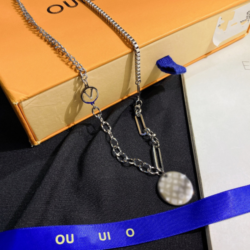 Delicate Design Silver Plated Necklaces European And American Fashion Brand Jewelry Necklaces Luxury Pendant Long Chain Designer Jewelry Gifts For Men Women
Delicate Design Silver Plated Necklaces European And American Fashion Brand Jewelry Necklaces Luxury Pendant Long Chain Designer Jewelry Gifts For Men Women