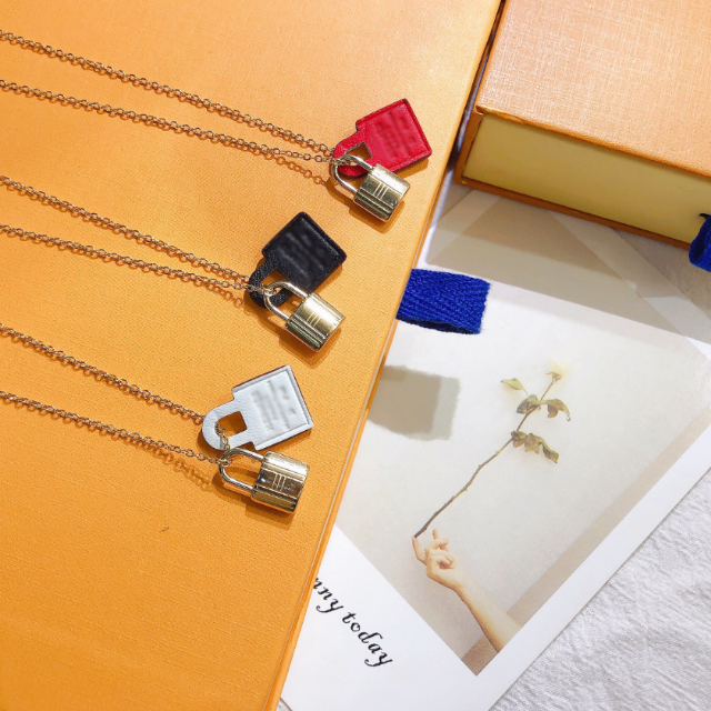 Designer Brand Necklaces Faux Leather 18K Gold Plated Stainless Steel Necklaces Choker Chain Flower Letters Pendant Wedding Jewelry Accessories X358
Designer Brand Necklaces Faux Leather 18K Gold Plated Stainless Steel Necklaces Choker Chain Flower Letters Pendant Wedding Jewelry Accessories X358
