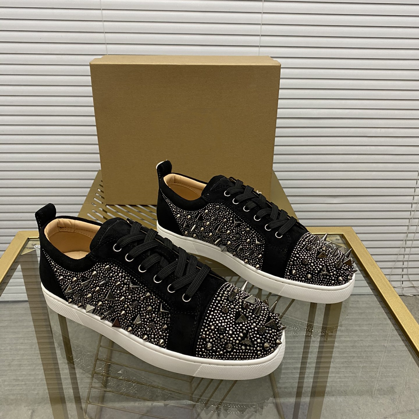 Top mens stylish studded shoes handcrafted real leather designer rock style unisex red soles shoes luxury fashion womens diamond encrusted casual shoe 00135
Top mens stylish studded shoes handcrafted real leather designer rock style unisex red soles shoes luxury fashion womens diamond encrusted casual shoe 00135