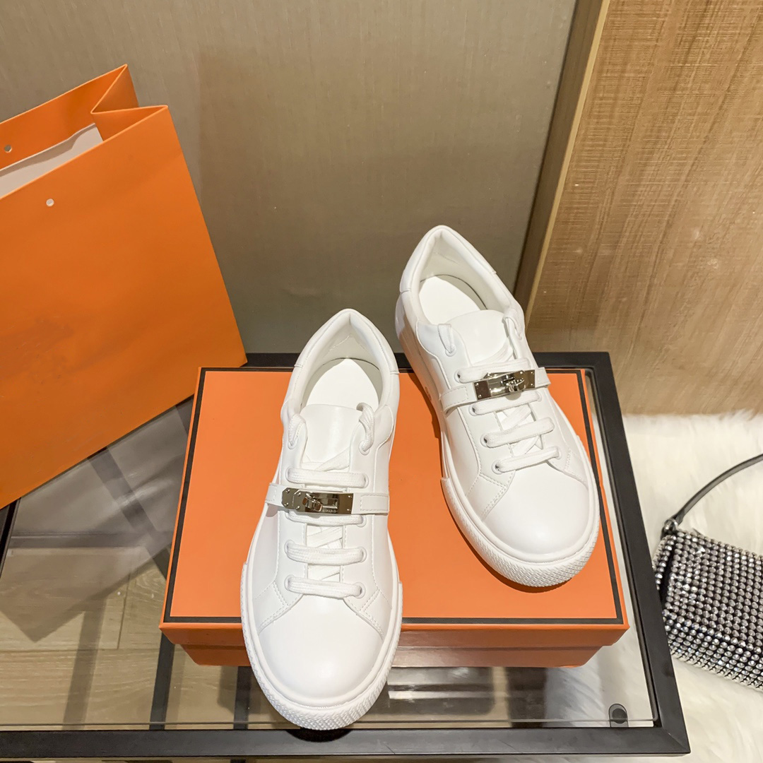 Designer Women Leather casual shoes sneaker platform Soft cowhide Lazy shoes luxury Designer Metal buckle outdoor beach Mules Classic slipper with box size 34-40
Designer Women Leather casual shoes sneaker platform Soft cowhide Lazy shoes luxury Designer Metal buckle outdoor beach Mules Classic slipper with box size 34-40