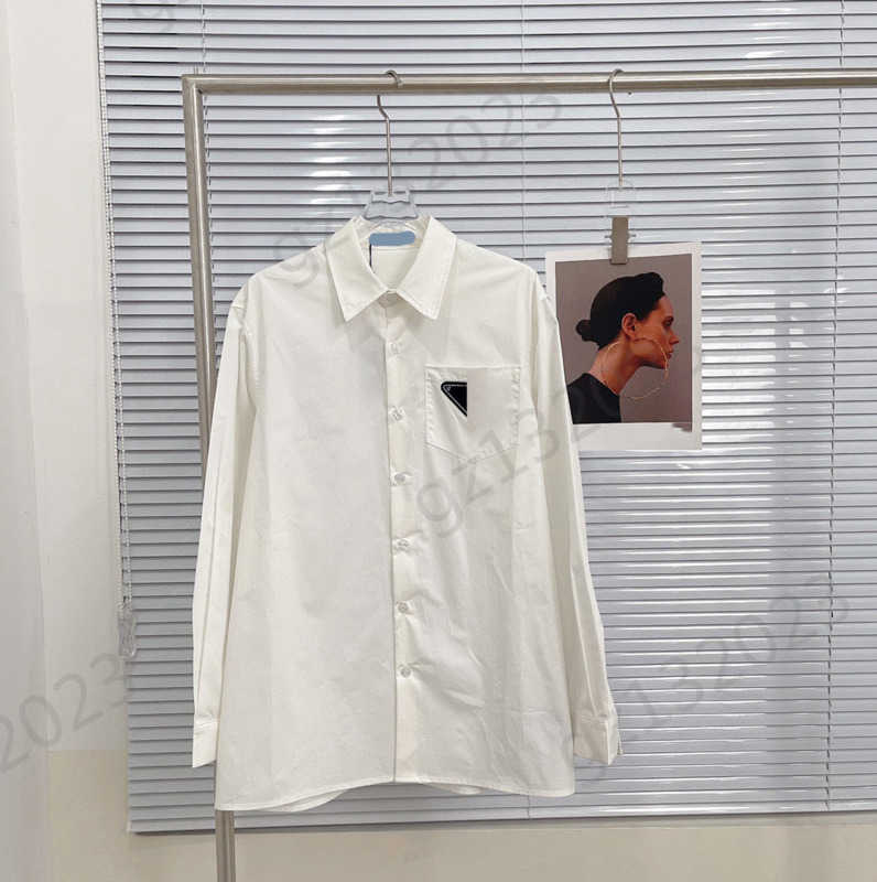Womens Blouses Shirts Tops Chest Triangle Logo Decoration Lapel Long Sleeves Shirt Button Open Loose Joker Blouse Simple Designer Women Clothing 1970
Womens Blouses Shirts Tops Chest Triangle Logo Decoration Lapel Long Sleeves Shirt Button Open Loose Joker Blouse Simple Designer Women Clothing 1970