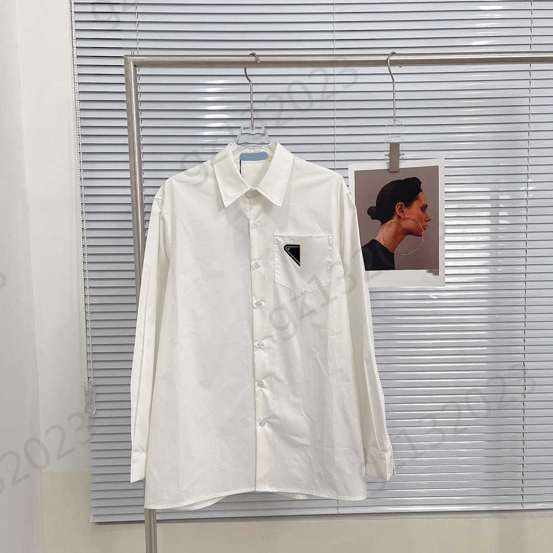 Womens Blouses Shirts Tops Chest Triangle Logo Decoration Lapel Long Sleeves Shirt Button Open Loose Joker Blouse Simple Designer Women Clothing
Womens Blouses Shirts Tops Chest Triangle Logo Decoration Lapel Long Sleeves Shirt Button Open Loose Joker Blouse Simple Designer Women Clothing