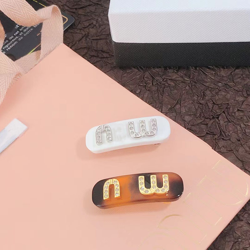 2023 MIN brand letters designer hair clip barrettes luxury acrylic classic hair pins hairclip for girls women party jewelry gift
2023 MIN brand letters designer hair clip barrettes luxury acrylic classic hair pins hairclip for girls women party jewelry gift