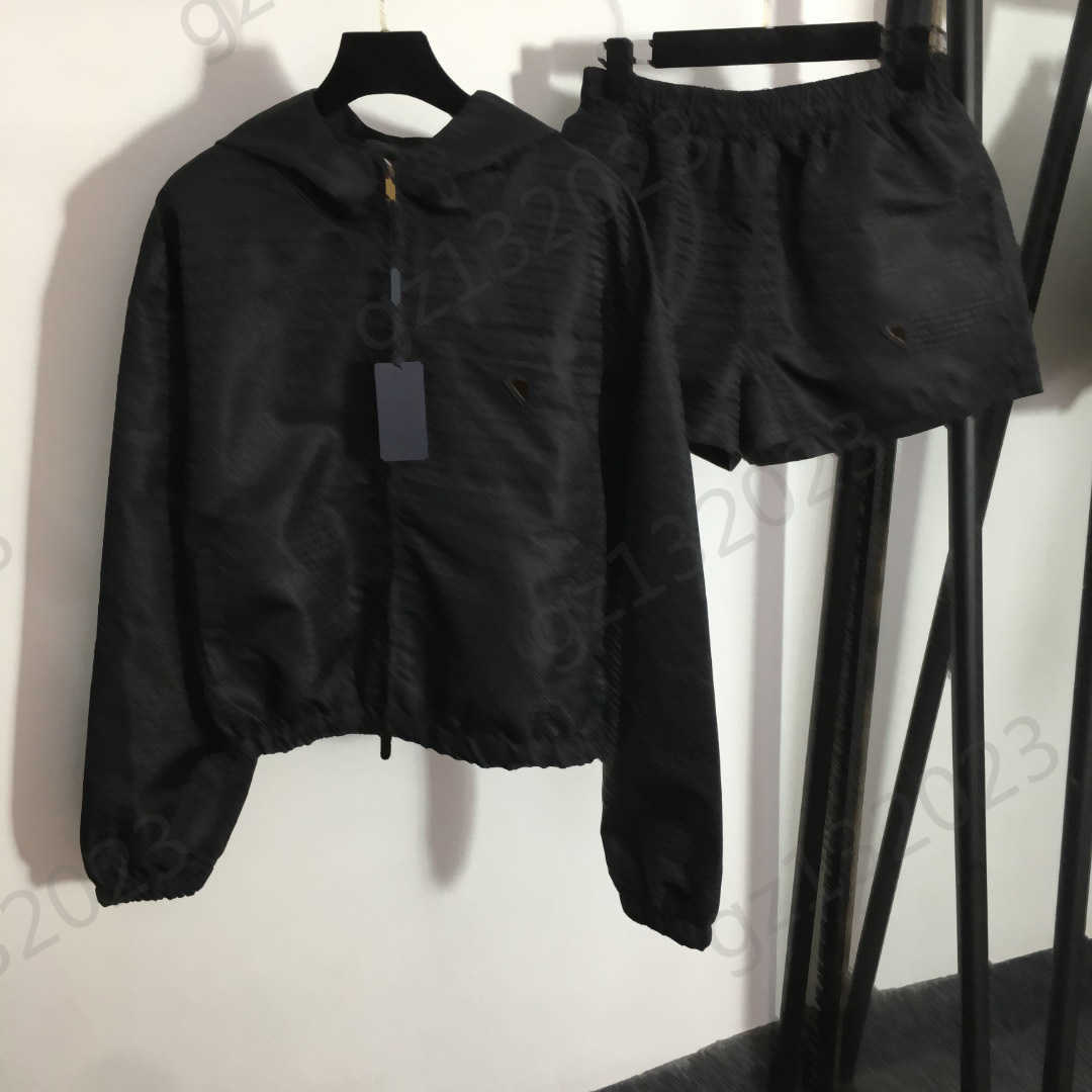 Womens Two Pieces Pants Striped Jacquard Zipper Opening Long-sleeved Short Hooded Jacket Elastic-waisted Casual Shorts Fashion Sports Style Women Clothing
Womens Two Pieces Pants Striped Jacquard Zipper Opening Long-sleeved Short Hooded Jacket Elastic-waisted Casual Shorts Fashion Sports Style Women Clothing