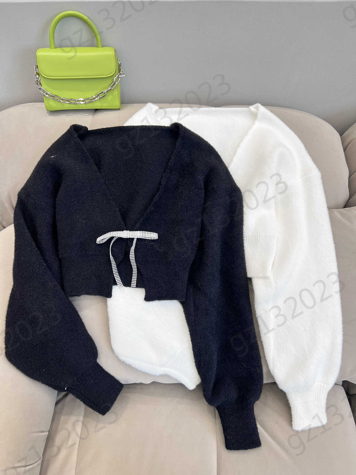Cardigans Womens Sweaters Nail Drill Chain Decoration Deep V Short Knitted Cardigan Off Shoulders Long Sleeves Slimming Knitwear Designer Women Apparel
Cardigans Womens Sweaters Nail Drill Chain Decoration Deep V Short Knitted Cardigan Off Shoulders Long Sleeves Slimming Knitwear Designer Women Apparel