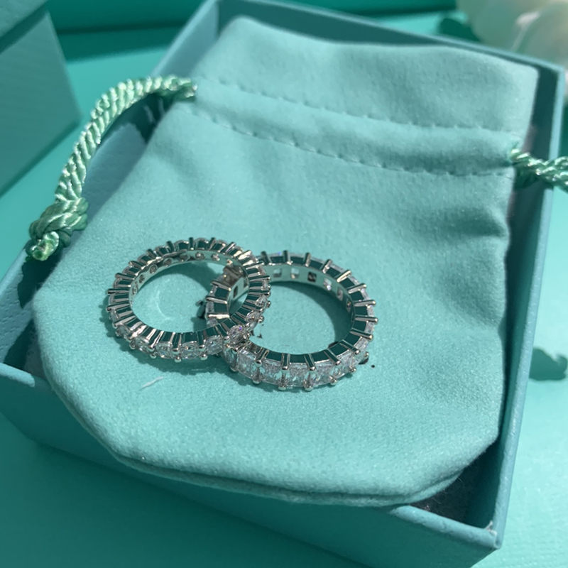 Designers Rings Luxurys Women Small large rings Diamond Design Woman jewelry Christmas Valentine Day Temperament Versatile Fashion Style jewelrys very nice
Designers Rings Luxurys Women Small large rings Diamond Design Woman jewelry Christmas Valentine Day Temperament Versatile Fashion Style jewelrys very nice