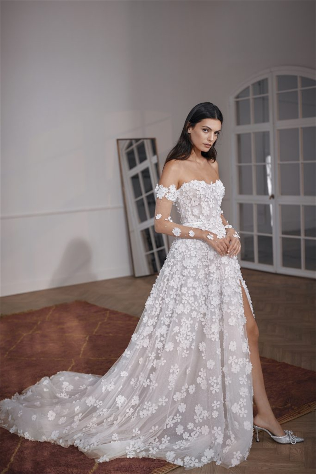 Elegant A-line Wedding Dresses Strapless Off the Sleeves 3D Flower Applicants High Split Chapel Gown Dress Custom Made Plus Size Bridal Dress Vestidos