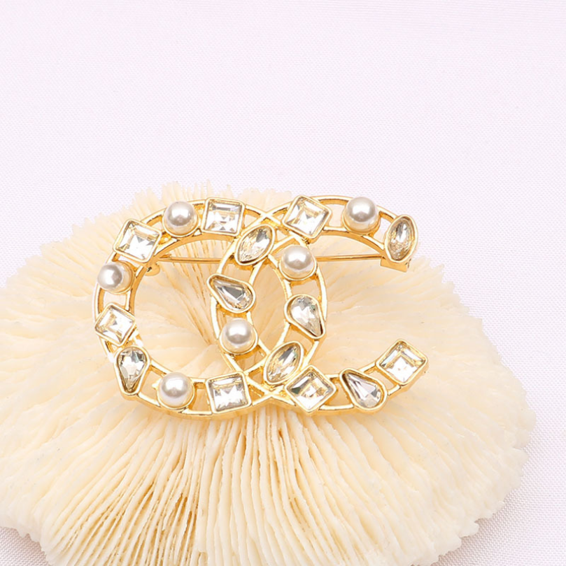 Brooches Pins Luxury Brand Designer Double Letters Womens Gold Silver Crysatl Rhinestone Cape Buckle Brooch Suit Pin Wedding Party Jewerlry Accessories Gifts
Brooches Pins Luxury Brand Designer Double Letters Womens Gold Silver Crysatl Rhinestone Cape Buckle Brooch Suit Pin Wedding Party Jewerlry Accessories Gifts