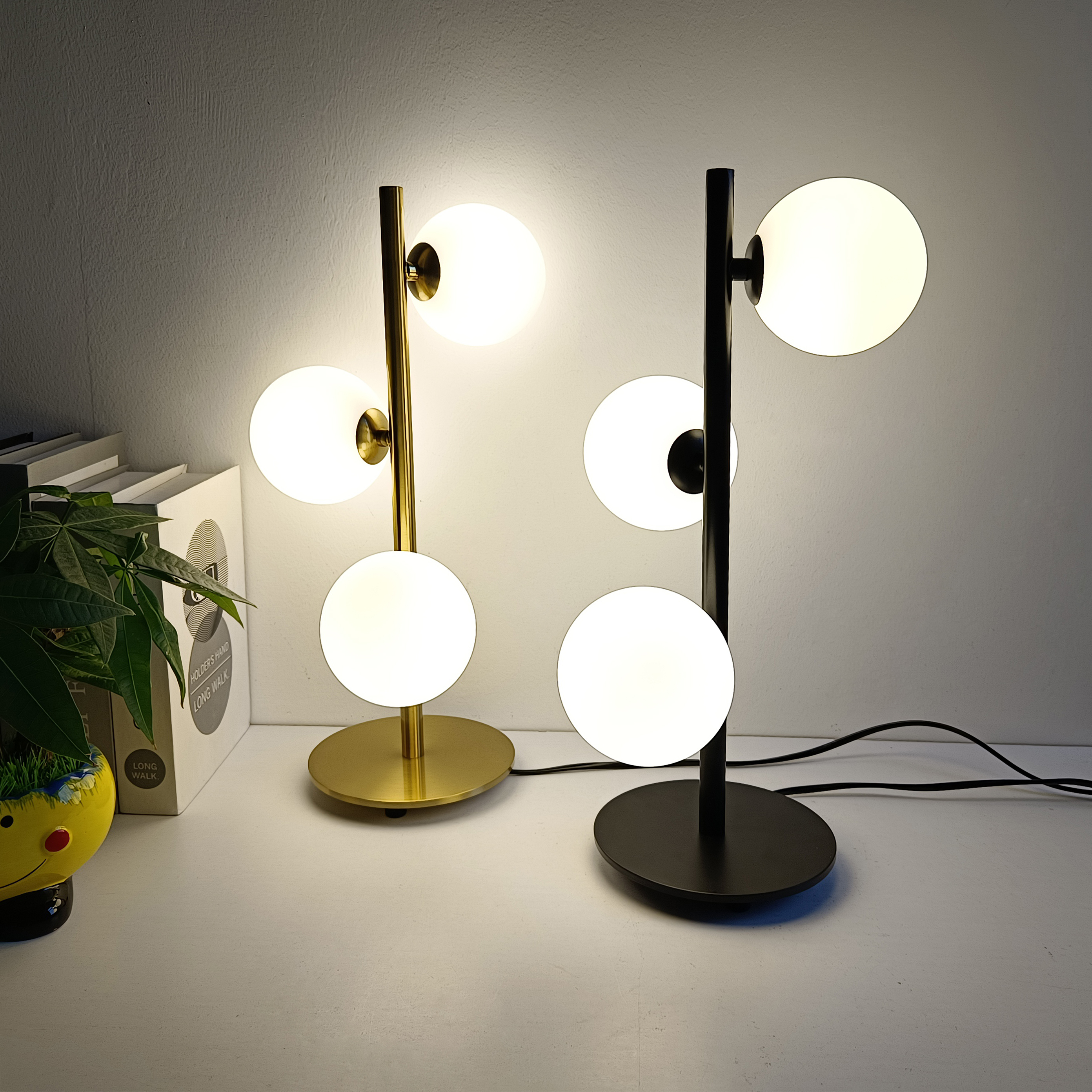 Contemporary Iron Finish Desk Lamp Charming Nordic Inspired Bedside Lighting with Milky White Translucent Glass ball Decorative lighting fixtures