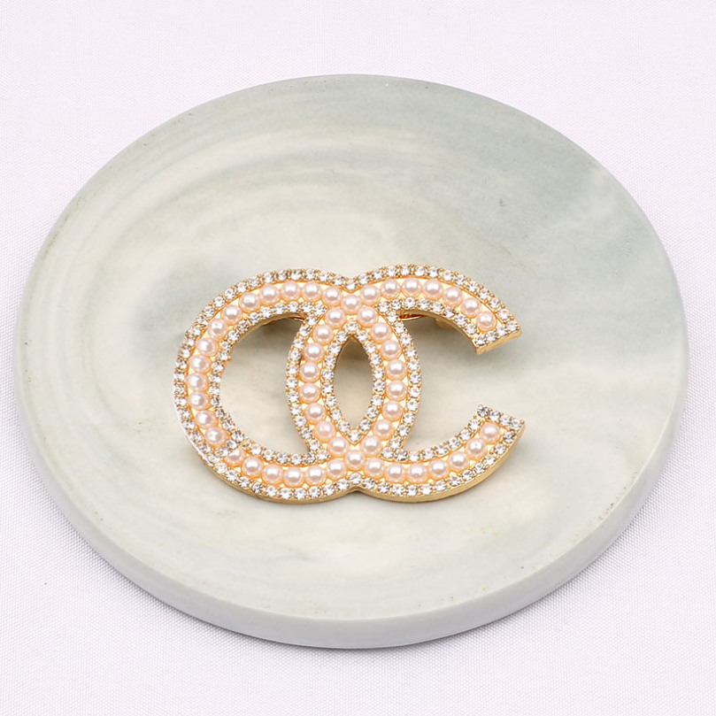 Wholesale Luxury Brand Designer Letters Pins Brooches Women 100Style Crystal Pearl Rhinestone Cape Buckle Brooch Suit Pin Wedding Party Jewerlry Accessories Gift
Wholesale Luxury Brand Designer Letters Pins Brooches Women 100Style Crystal Pearl Rhinestone Cape Buckle Brooch Suit Pin Wedding Party Jewerlry Accessories Gift