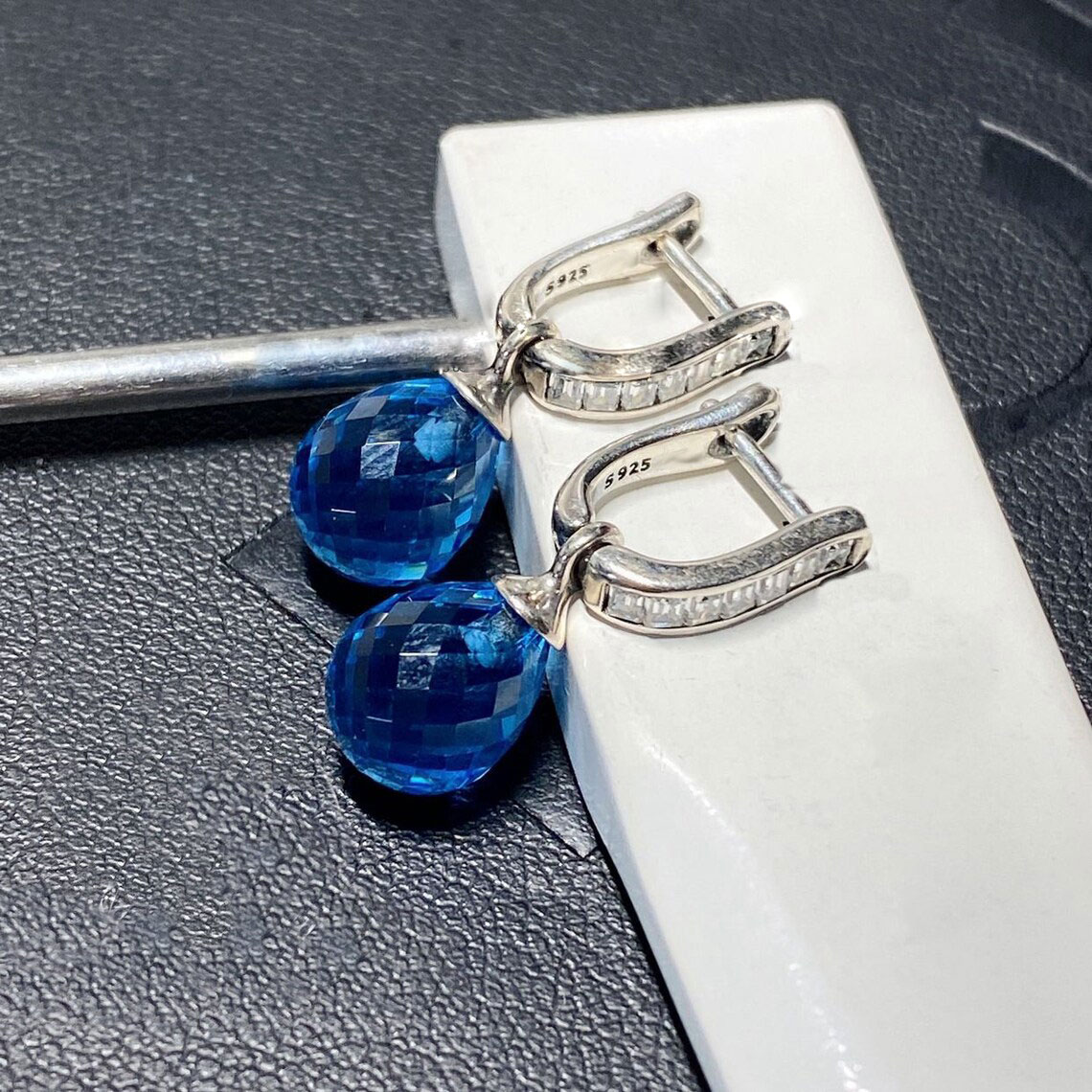 925 Sterling Silver Aqua Faceted Cz Sparkling Hoop Earrings Fits European Pandora Style Jewelry Fashion Earrings
925 Sterling Silver Aqua Faceted Cz Sparkling Hoop Earrings Fits European Pandora Style Jewelry Fashion Earrings