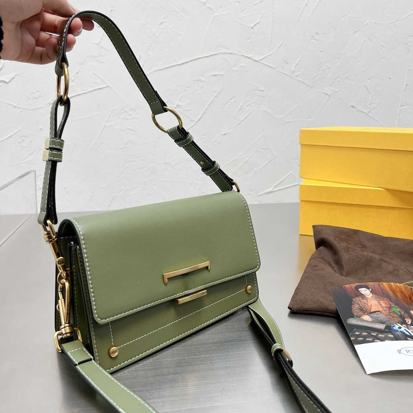 Luxury Designer Handbag Shoulder Bags Crossbody Bag Tote 2023 New Fashion Texture Metal Buckle Messenger bag Gift Box Packaging Factory Direct Sales, Blue
Luxury Designer Handbag Shoulder Bags Crossbody Bag Tote 2023 New Fashion Texture Metal Buckle Messenger bag Gift Box Packaging Factory Direct Sales, Blue