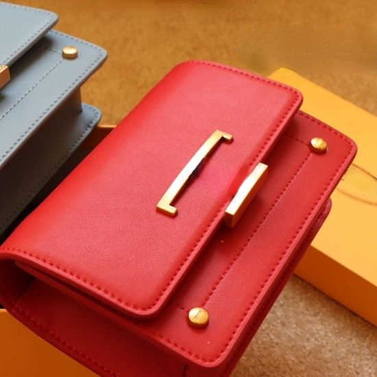 Luxury Designer Shoulder Bag Crossbody Bags Tote 2023 New Fashion Texture Metal Buckle Gold Shoulder Strap Gift Box Packaging Factory Direct Sales, Cowhide red
Luxury Designer Shoulder Bag Crossbody Bags Tote 2023 New Fashion Texture Metal Buckle Gold Shoulder Strap Gift Box Packaging Factory Direct Sales, Cowhide red