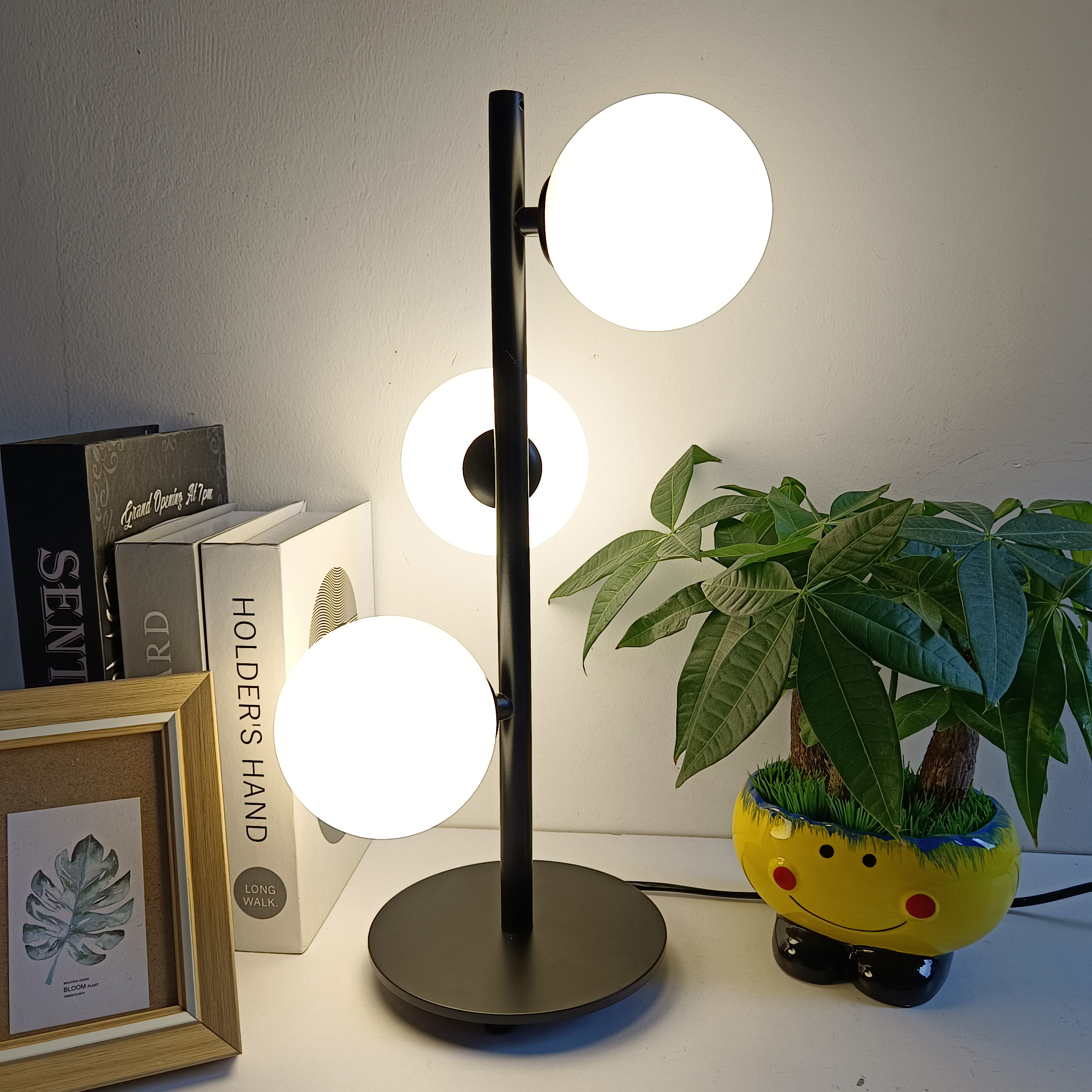 Contemporary Iron Finish Desk Lamp Charming Nordic Inspired Bedside Lighting with Milky White Translucent Glass ball Decorative lighting fixtures