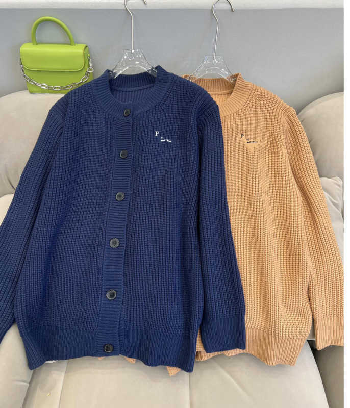 Womens Sweaters Brand Logo Embroidery Long Sleeves Round Neck Knitted Sweater Single Row Button Open Loose Warm Knitwear Women Apparel 2 Colors 1970
Womens Sweaters Brand Logo Embroidery Long Sleeves Round Neck Knitted Sweater Single Row Button Open Loose Warm Knitwear Women Apparel 2 Colors 1970