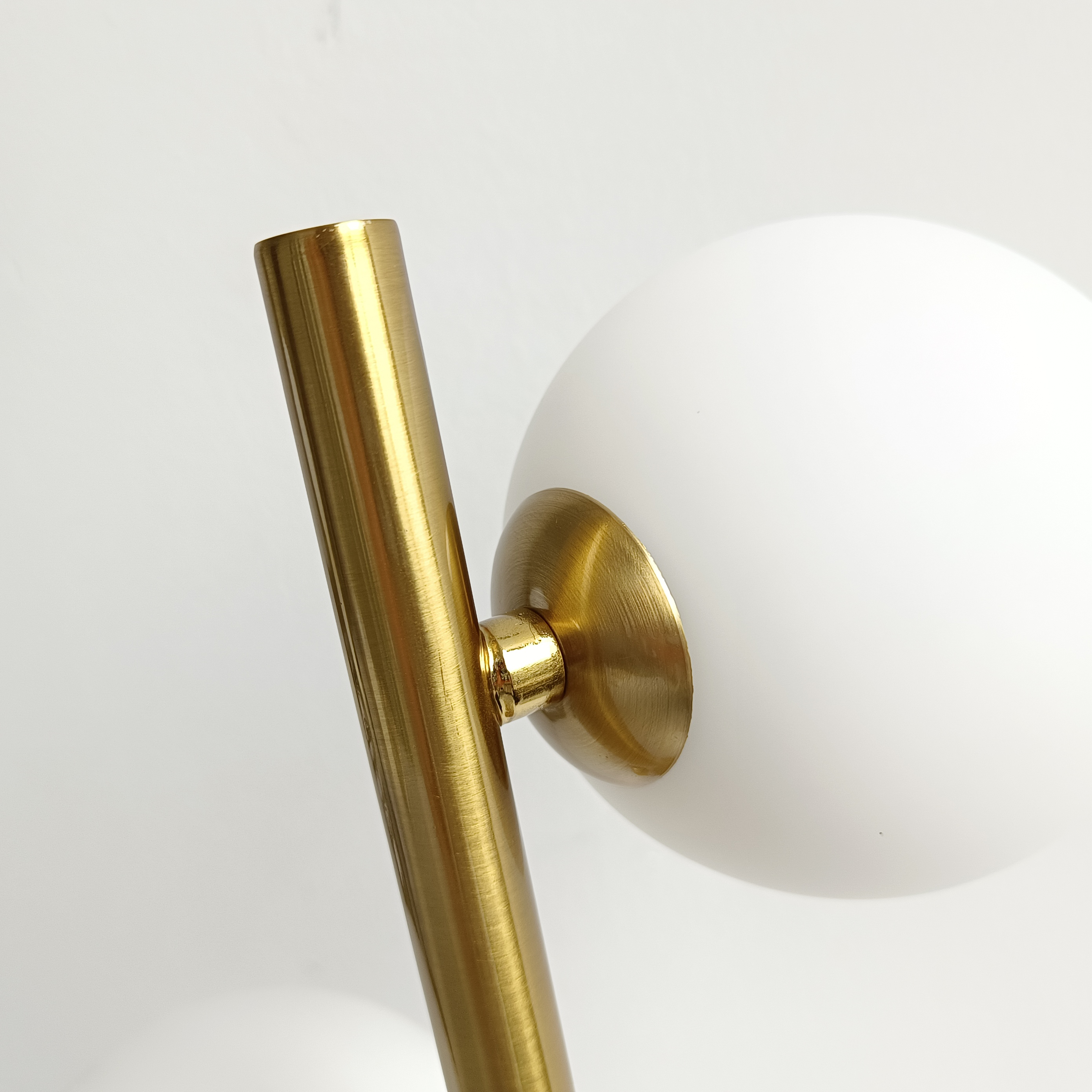 Contemporary Iron Finish Desk Lamp Charming Nordic Inspired Bedside Lighting with Milky White Translucent Glass ball Decorative lighting fixtures