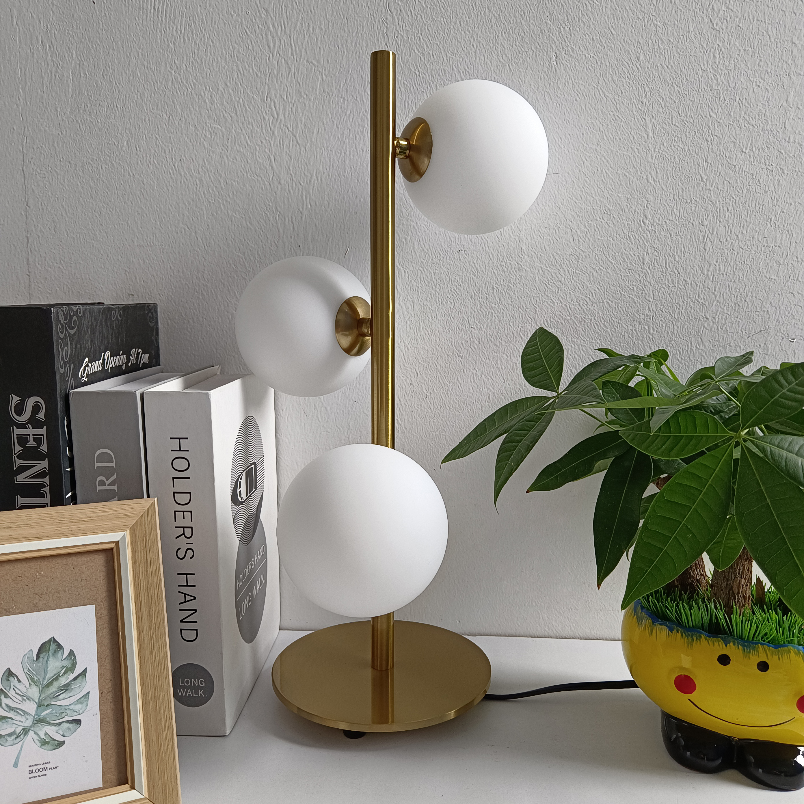 Contemporary Iron Finish Desk Lamp Charming Nordic Inspired Bedside Lighting with Milky White Translucent Glass ball Decorative lighting fixtures