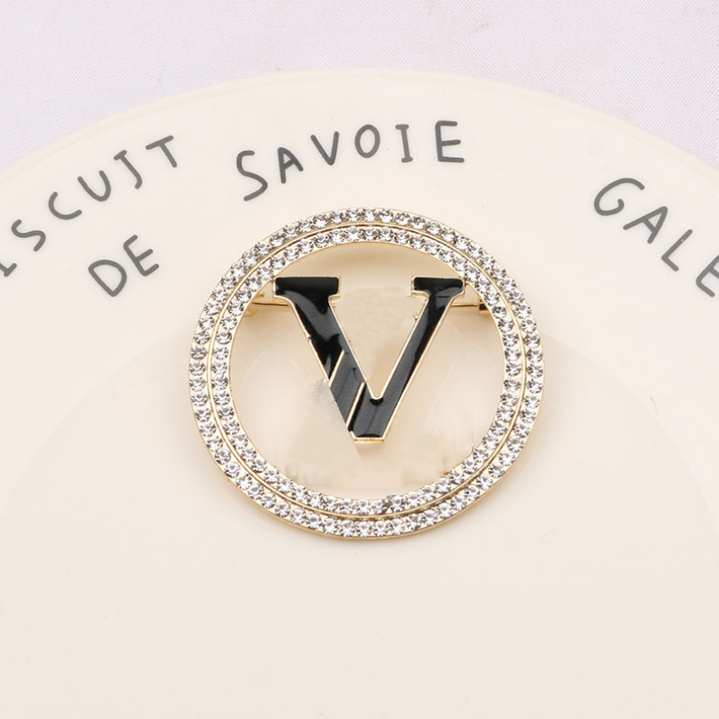 Luxury Brand Designer Letter Pins Brooches Womens Gold Silver Crysatl Pearl Rhinestone Cape Buckle Brooch Suit Pin Wedding Party Jewerlry Accessories
Luxury Brand Designer Letter Pins Brooches Womens Gold Silver Crysatl Pearl Rhinestone Cape Buckle Brooch Suit Pin Wedding Party Jewerlry Accessories