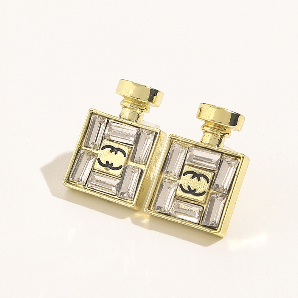 Luxury Designer Stud Necklaces Charming Womens Gold Plated perfume Bottle Geometric Circle Necklace Design Fashion Jewelry Gift Accessories for Women Party
Luxury Designer Stud Necklaces Charming Womens Gold Plated perfume Bottle Geometric Circle Necklace Design Fashion Jewelry Gift Accessories for Women Party