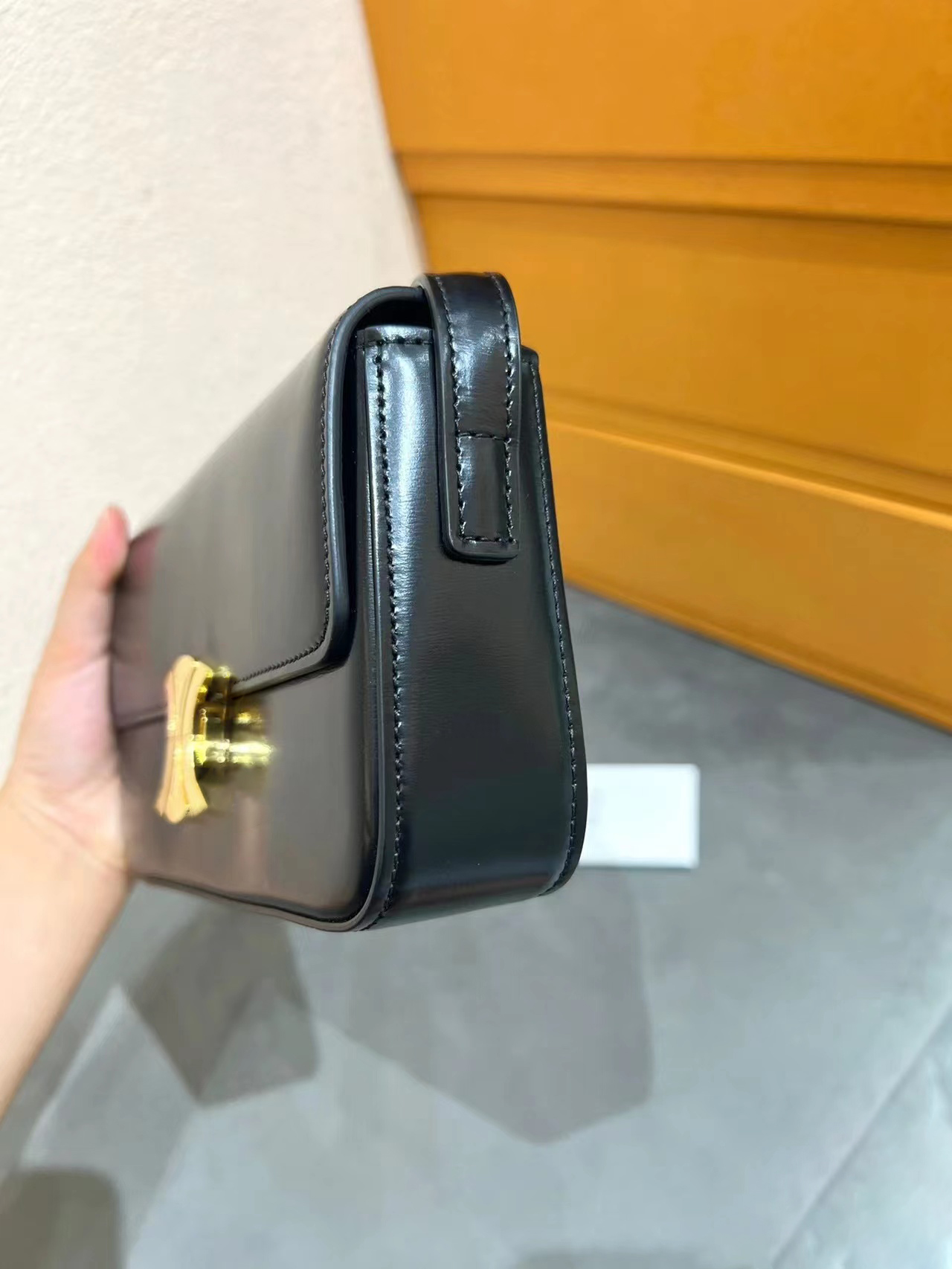 quality Genuine leather Top TEEN TRIOMPHE Shoulder Bag Women's men handbags tote flap crossbody Bags Designer MAN fashion Evening Camera Cases cards handbag, Black 
quality Genuine leather Top TEEN TRIOMPHE Shoulder Bag Women's men handbags tote flap crossbody Bags Designer MAN fashion Evening Camera Cases cards handbag, Black