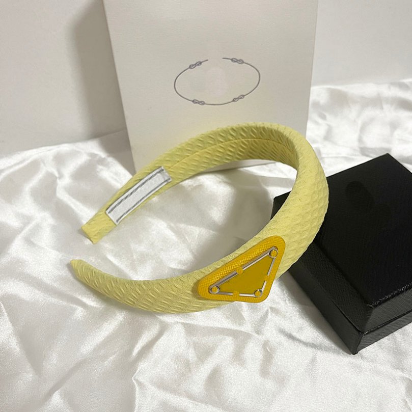 Luxury Designer Headbands Women Solid Color Brand French Triangular grid sponge Hairband High Sense Autumn Sport Wide Edge Turban Headwraps for Hat Accessories, White
Luxury Designer Headbands Women Solid Color Brand French Triangular grid sponge Hairband High Sense Autumn Sport Wide Edge Turban Headwraps for Hat Accessories, White