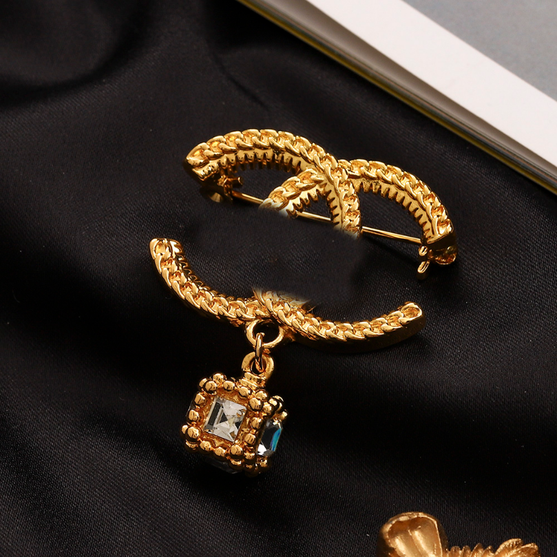 Pins Designer Brooch Luxury Gold-plated Pin Brooches Fashion Jewelry Girl Pearl Premium Gifts Couple Family Wedding Party Coloured Diamond Pendant
Pins Designer Brooch Luxury Gold-plated Pin Brooches Fashion Jewelry Girl Pearl Premium Gifts Couple Family Wedding Party Coloured Diamond Pendant
