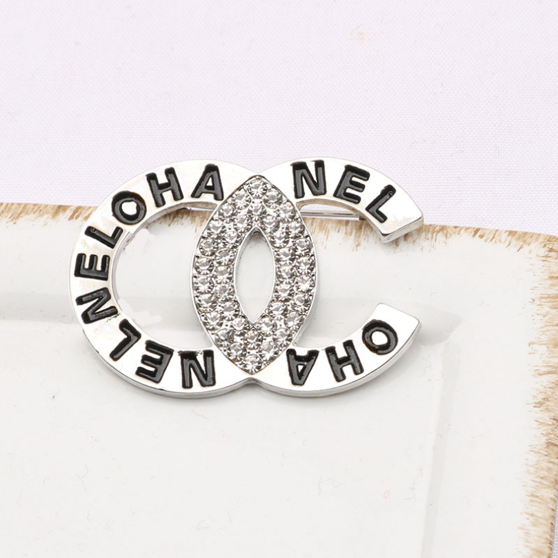 Luxury Women Designer Brand Letter Brooches 18K Gold Plated Flower Inlay Crystal Rhinestone Jewelry Brooch Charm Pearl Pin Marry Wedding Party Gift Accessories
Luxury Women Designer Brand Letter Brooches 18K Gold Plated Flower Inlay Crystal Rhinestone Jewelry Brooch Charm Pearl Pin Marry Wedding Party Gift Accessories