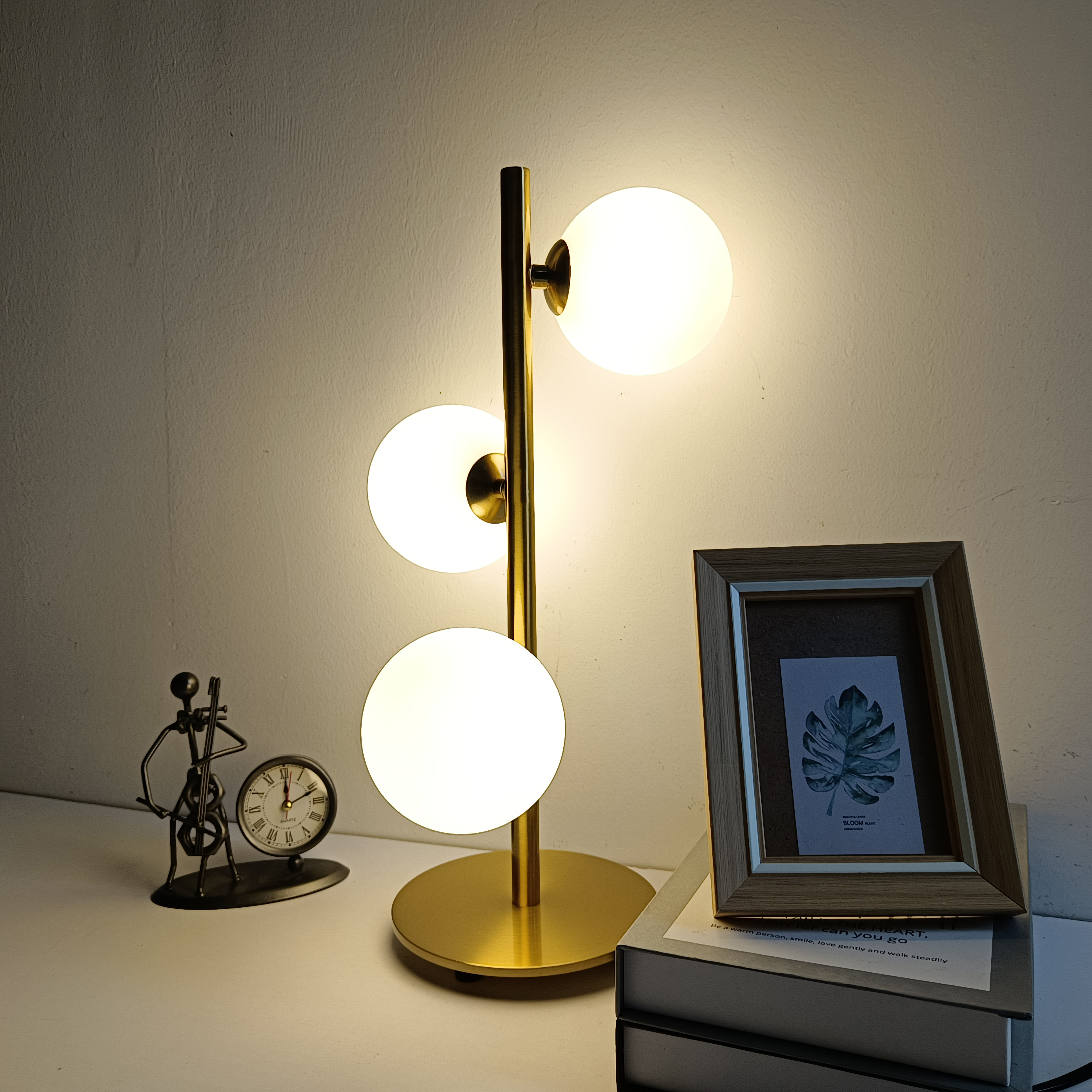 Contemporary Iron Finish Desk Lamp Charming Nordic Inspired Bedside Lighting with Milky White Translucent Glass ball Decorative lighting fixtures