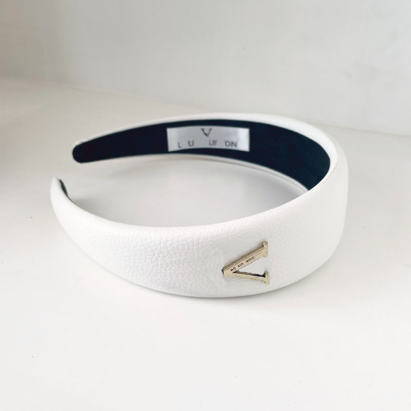 Fashion Letter V Hair Hoop Solid Leather headband Designer Womens Hairpin Sweet Hair Jewelry Simple Design Natural Style Headwear Popular Brand Gifts, White
Fashion Letter V Hair Hoop Solid Leather headband Designer Womens Hairpin Sweet Hair Jewelry Simple Design Natural Style Headwear Popular Brand Gifts, White