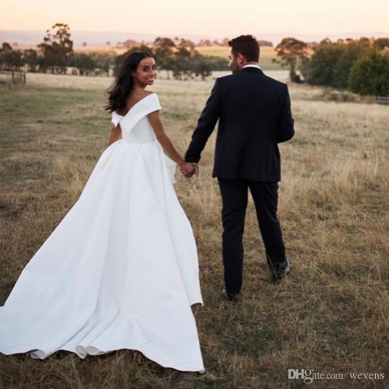 2023 Boho Wedding Dresses Bridal Gown Off the Shoulder Short Sleeves Side Slit Satin Ruched Pleats Sweep Train A Line Custom Made Plus Size vestido de