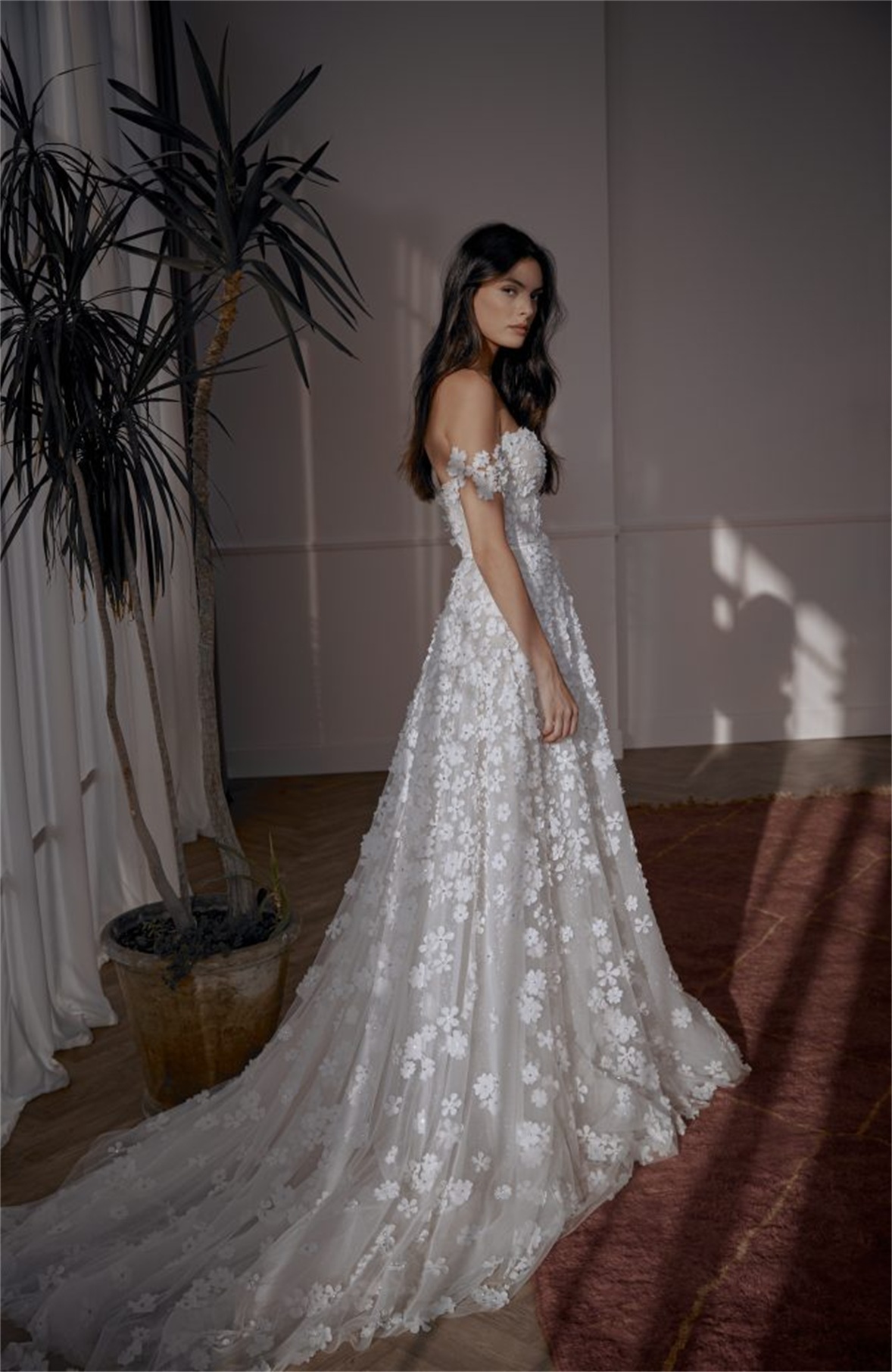 Elegant A-line Wedding Dresses Strapless Off the Sleeves 3D Flower Applicants High Split Chapel Gown Dress Custom Made Plus Size Bridal Dress Vestidos