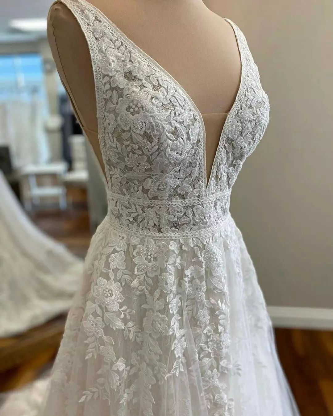 Fashion Lace Backless Wedding Dresses Appliqued Bridal Gowns Deep V Neck A Line Sweep Train Tulle robe de mariee