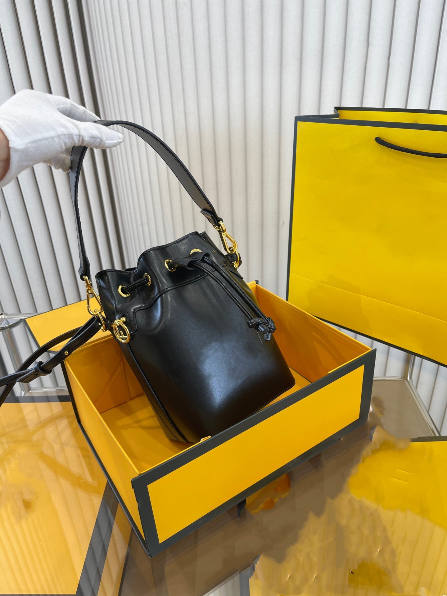 Classic retro portable bucket bag Any combination with a full atmosphere can be easily controlled, White
Classic retro portable bucket bag Any combination with a full atmosphere can be easily controlled, White
