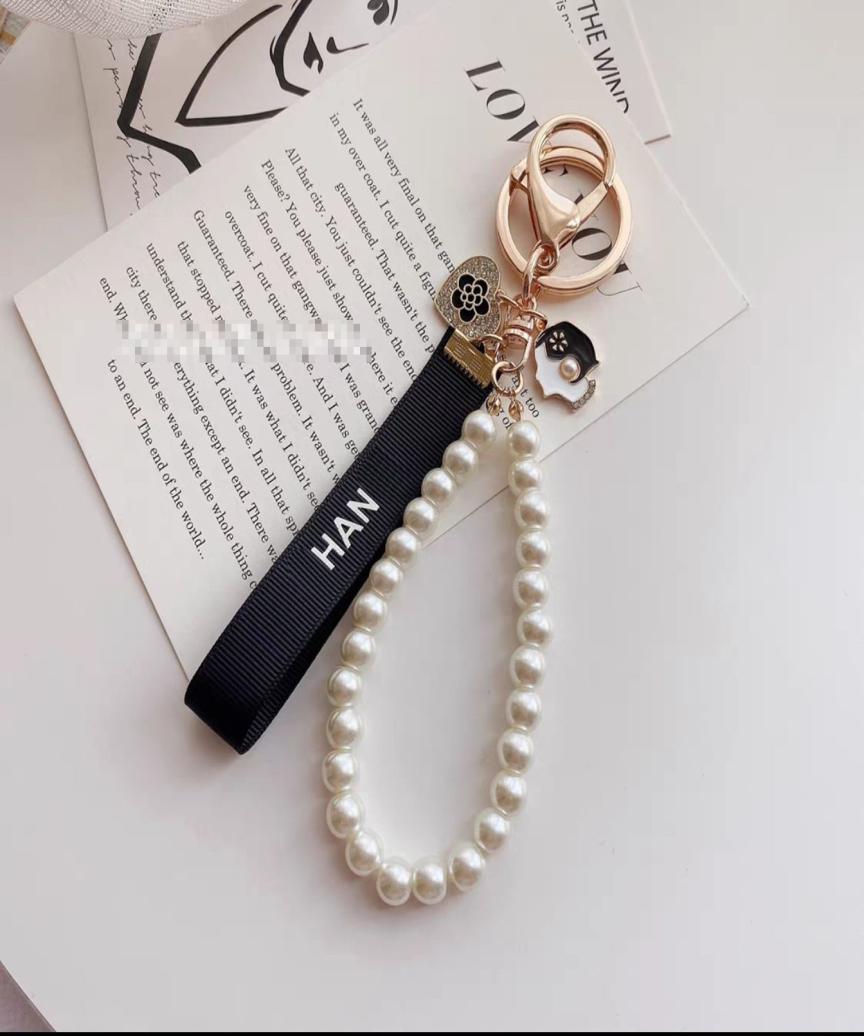 Brand Designer Key Chain Letter Keychain Bag Charm Mobile Phone Lanyard Pearl Key Bucket Men Women Pendant Keyring6986155
Brand Designer Key Chain Letter Keychain Bag Charm Mobile Phone Lanyard Pearl Key Bucket Men Women Pendant Keyring6986155