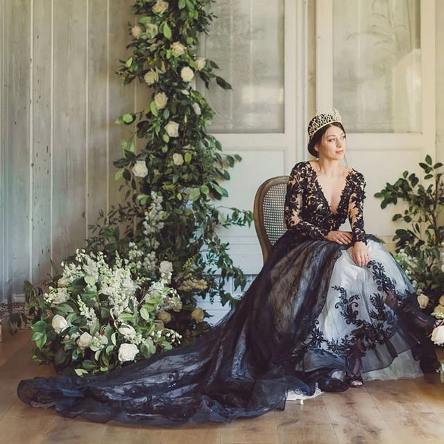 2023 Gothic Black Lace A Line Wedding Dresses Long Sleeves Deep V-Neck Backless Garden Bridal Gowns Appliqued Vintage Classic Pastral Bride Vestido De