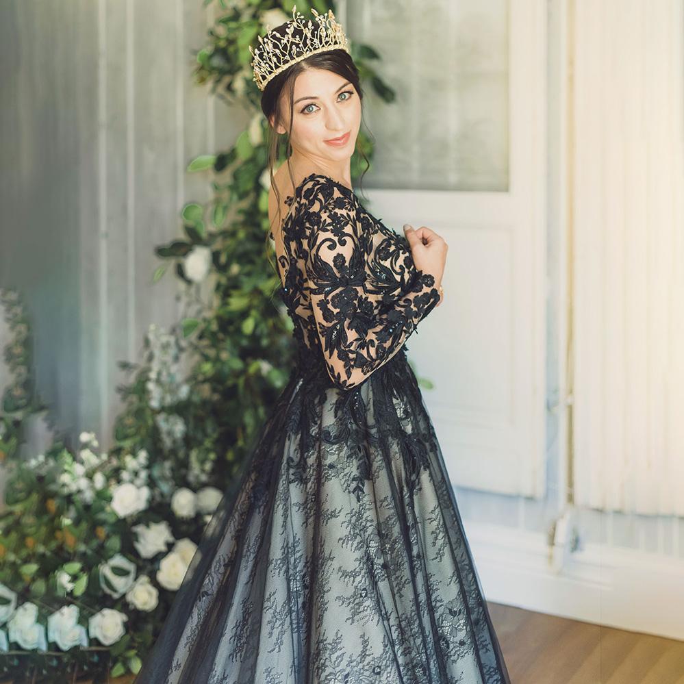 2023 Gothic Black Lace A Line Wedding Dresses Long Sleeves Deep V-Neck Backless Garden Bridal Gowns Appliqued Vintage Classic Pastral Bride Vestido De