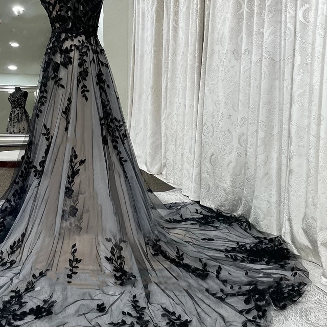 2023 Black Gothic A Line Wedding Dresses Lace Applique V-Neck Sleeveless Long Vintage Bridal Gowns Back Lace-up Plus Size Bride Reception Wear