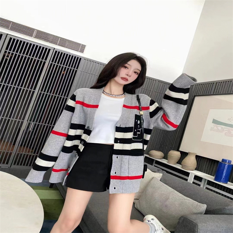 2023 Designer Luxury Sweater Women's V-neck Stripe Fashion Long Sleeve High end Jacquard Cardigan Knitted Oversize Sweater Coat
2023 Designer Luxury Sweater Women's V-neck Stripe Fashion Long Sleeve High end Jacquard Cardigan Knitted Oversize Sweater Coat