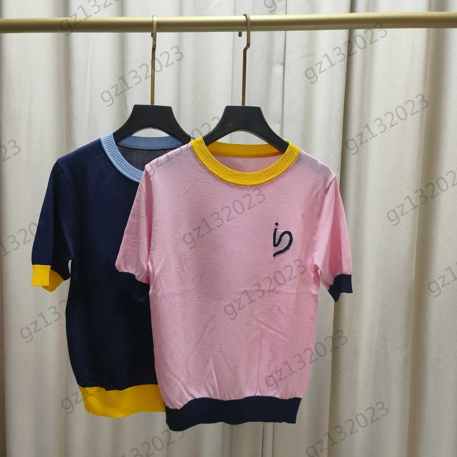 Womens Sweaters Color Matching Edge Letter Jacquard Short Sleeves Knitted Sweater Elastic Fabric Crew Neck Pullover Knitwear Women Apparel 2 Colors
Womens Sweaters Color Matching Edge Letter Jacquard Short Sleeves Knitted Sweater Elastic Fabric Crew Neck Pullover Knitwear Women Apparel 2 Colors