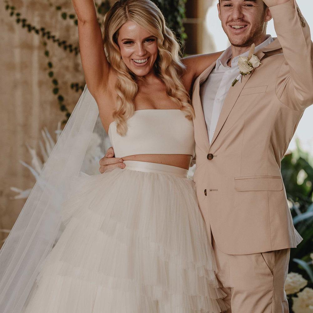 2023 Two Pieces Boho A Line Wedding Dresses Pleats Tiered Skirt Strapless Sleeveless Long Beach Ivory Tulle Bridal Gowns Court Train Back Buttons Sexy