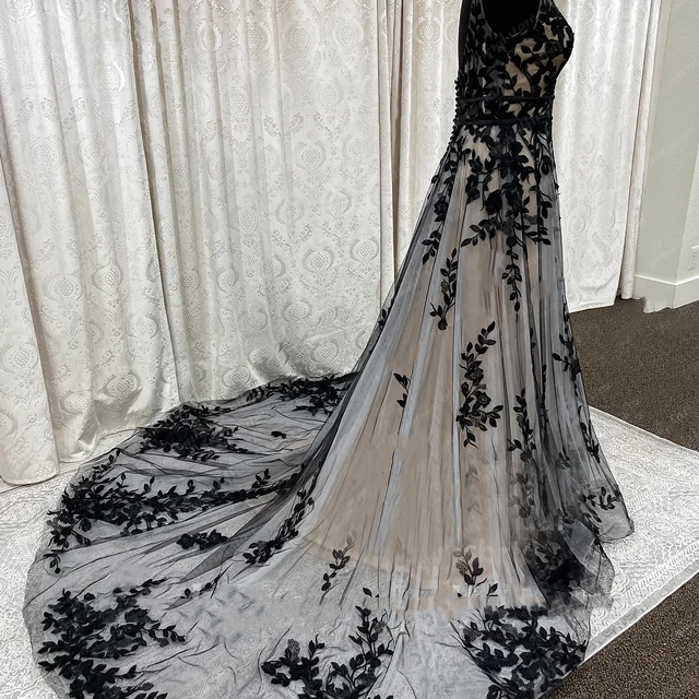 2023 Black Gothic A Line Wedding Dresses Lace Applique V-Neck Sleeveless Long Vintage Bridal Gowns Back Lace-up Plus Size Bride Reception Wear