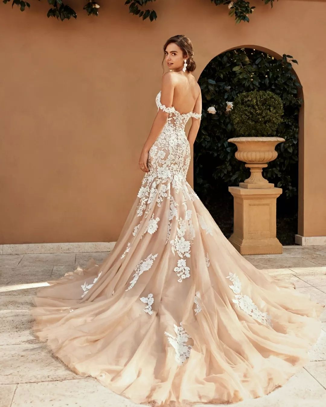 Charming Lace Wedding Dresses Appliqued Bridal Gowns Off The Shoulder Neckline Plus Size Sweep Train Tulle Vestidos De Novia