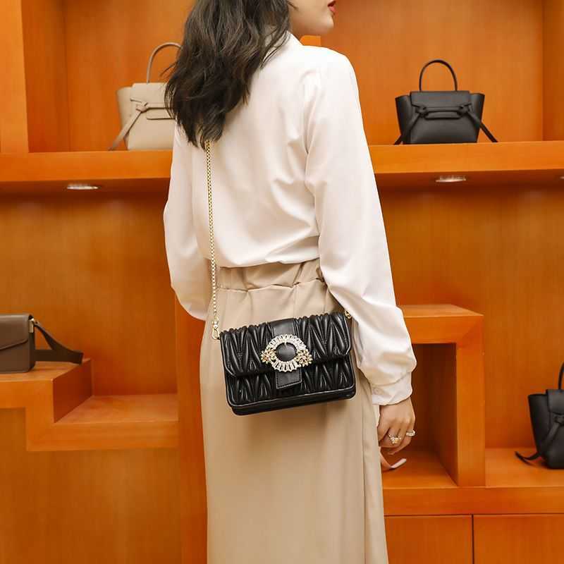 mumu miu Designer bags studded bag women's 2022 new Miu pleated Bag Fashion ins Shoulder chain EIWE, Metallic gold (leather shoulder strap)
mumu miu Designer bags studded bag women's 2022 new Miu pleated Bag Fashion ins Shoulder chain EIWE, Metallic gold (leather shoulder strap)