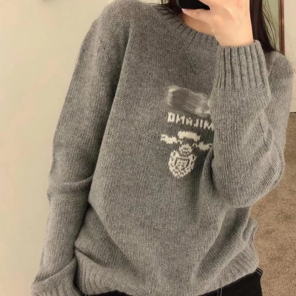 Woman Designer Sweaters gray autunm Crewneck Wool Knit Loose Letter Long Sleeve Casual designer hoodies winter lady Comfortable sweater
Woman Designer Sweaters gray autunm Crewneck Wool Knit Loose Letter Long Sleeve Casual designer hoodies winter lady Comfortable sweater