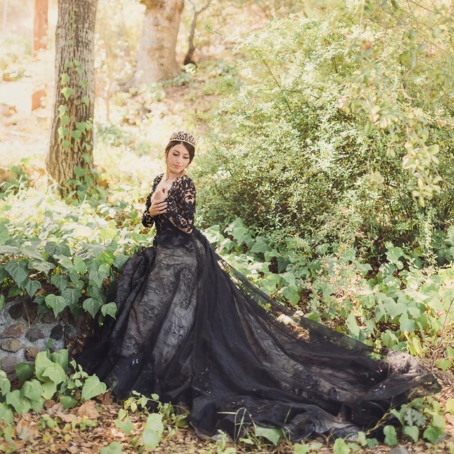 2023 Gothic Black Lace A Line Wedding Dresses Long Sleeves Deep V-Neck Backless Garden Bridal Gowns Appliqued Vintage Classic Pastral Bride Vestido De