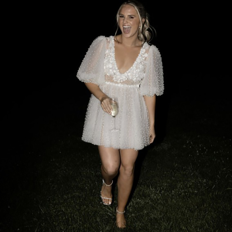 Pearls Beaded Short A Line Wedding Dresses 2023 Lantern Half Sleeves V-Neck 3D Floral Applique Ivory Bridal Gowns Illusion Sexy Summer Beach Reception